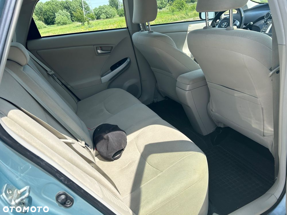 Toyota Prius (Hybrid) - 12