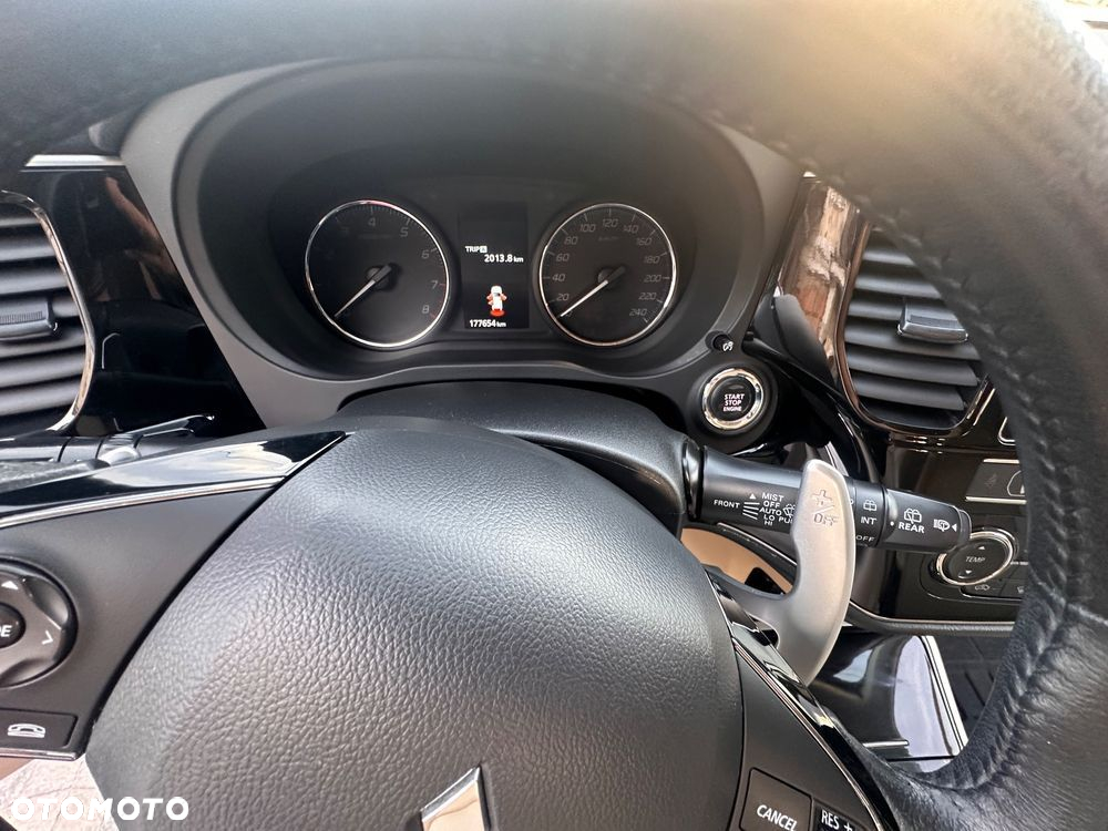 Mitsubishi Outlander 2.0 Instyle + 4WD CVT - 8