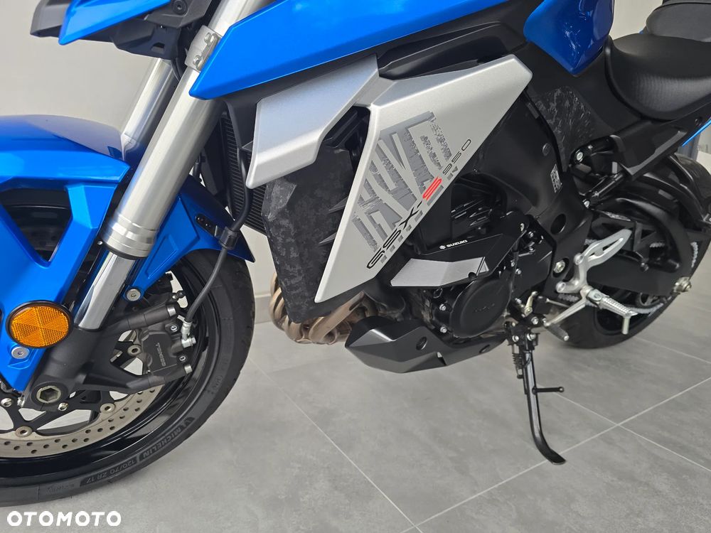 Suzuki GSX - 18