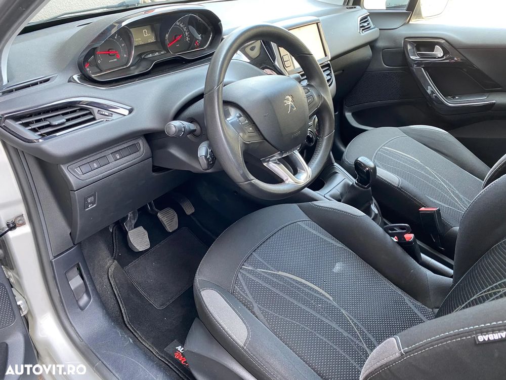 Peugeot 208 - 13