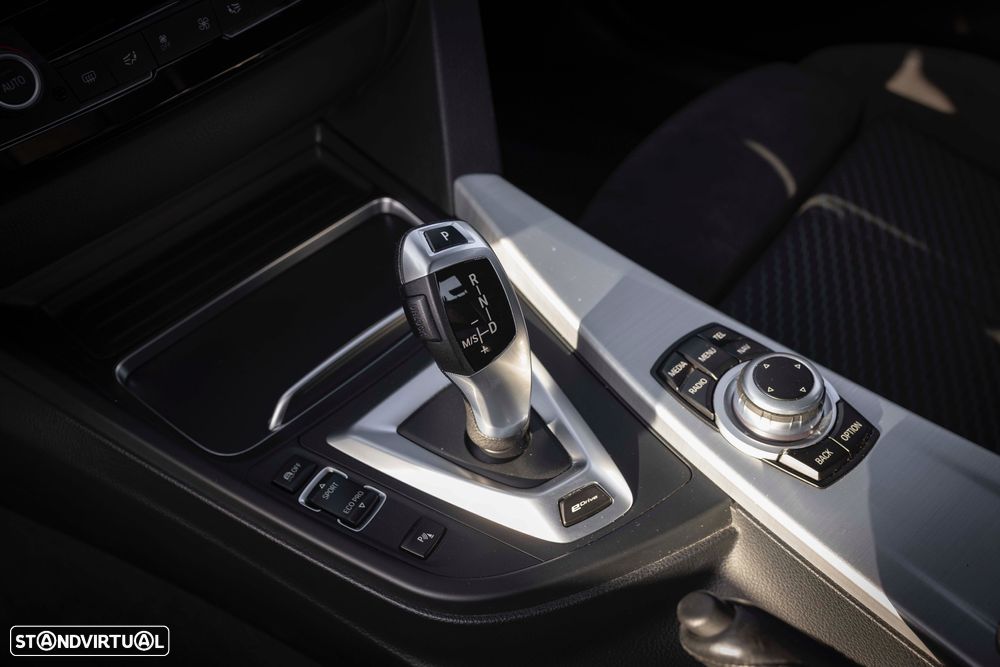 BMW 330 e iPerformance Pack M - 17