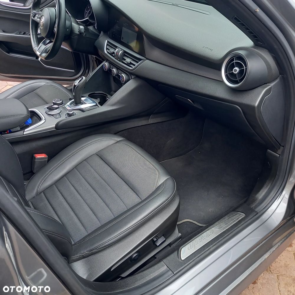 Alfa Romeo Giulia 2.2 D Turbo Sprint - 24