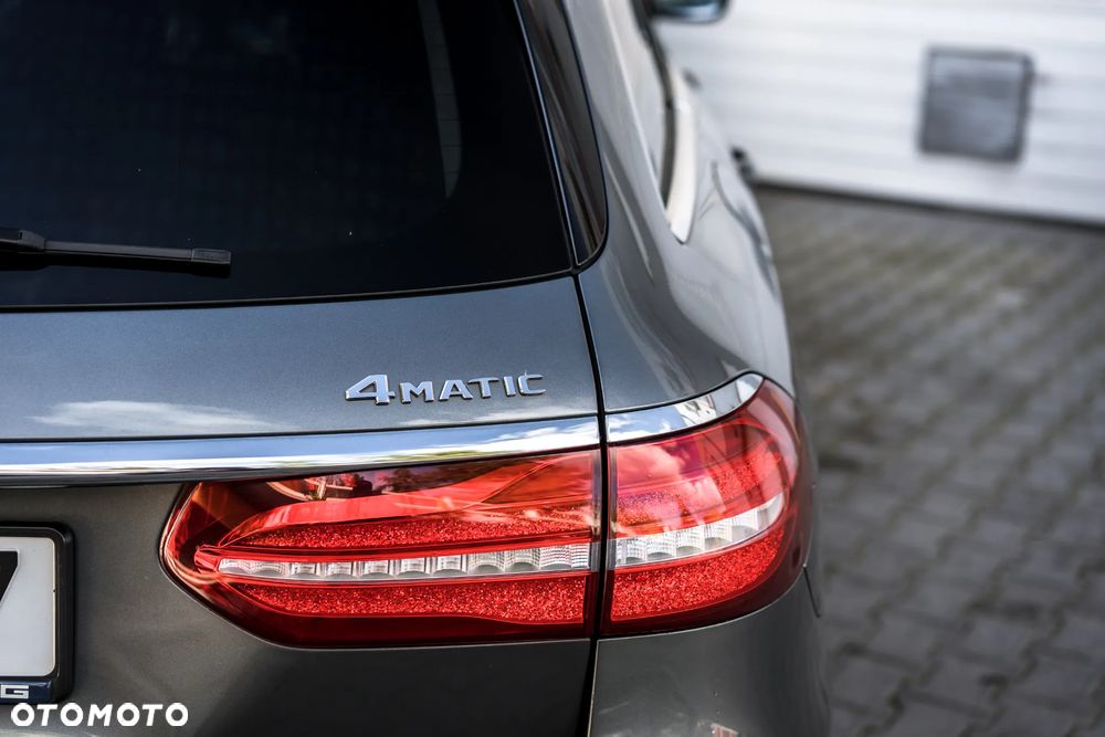 Mercedes-Benz Klasa E 220 d 4-Matic 9G-TRONIC - 27