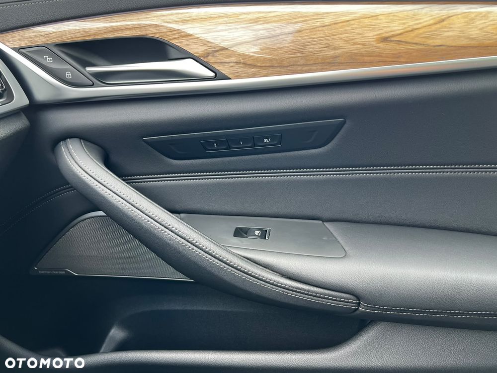 BMW Seria 5 M550i xDrive - 28