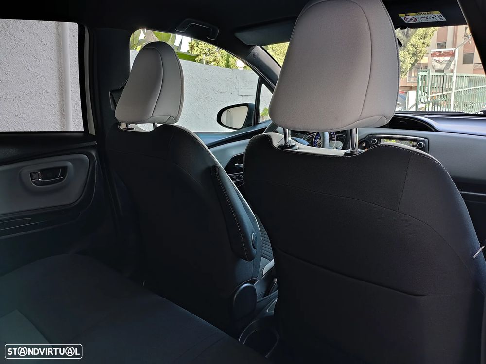 Toyota Yaris 1.5 HSD Comfort +P.Style+P.Techno — fotografia 36