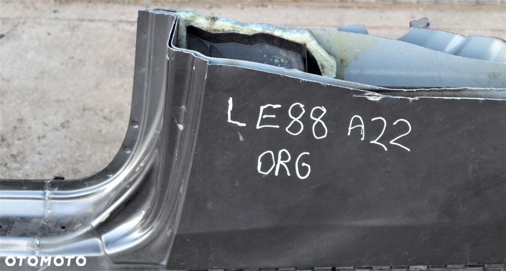 PRÓG CIĘTY LEWY BMW E82 E88 ORYGINAŁ LAKIER - 2