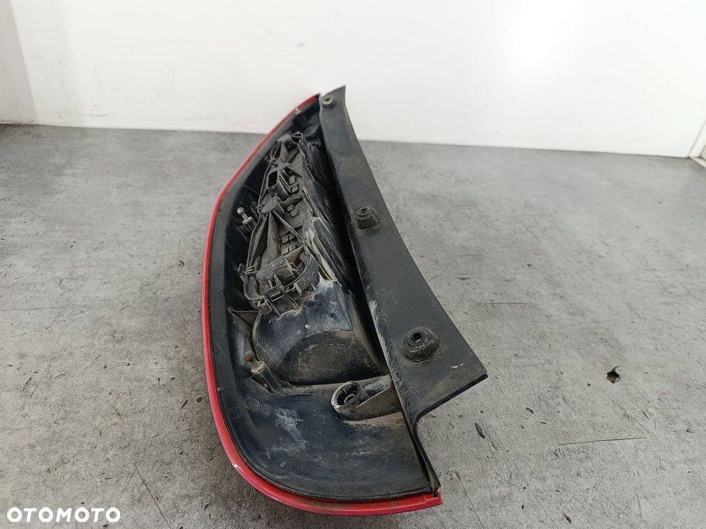 LAMPA TYLNA PRAWA MITSUBISHI COLT VI MR957374 - 8