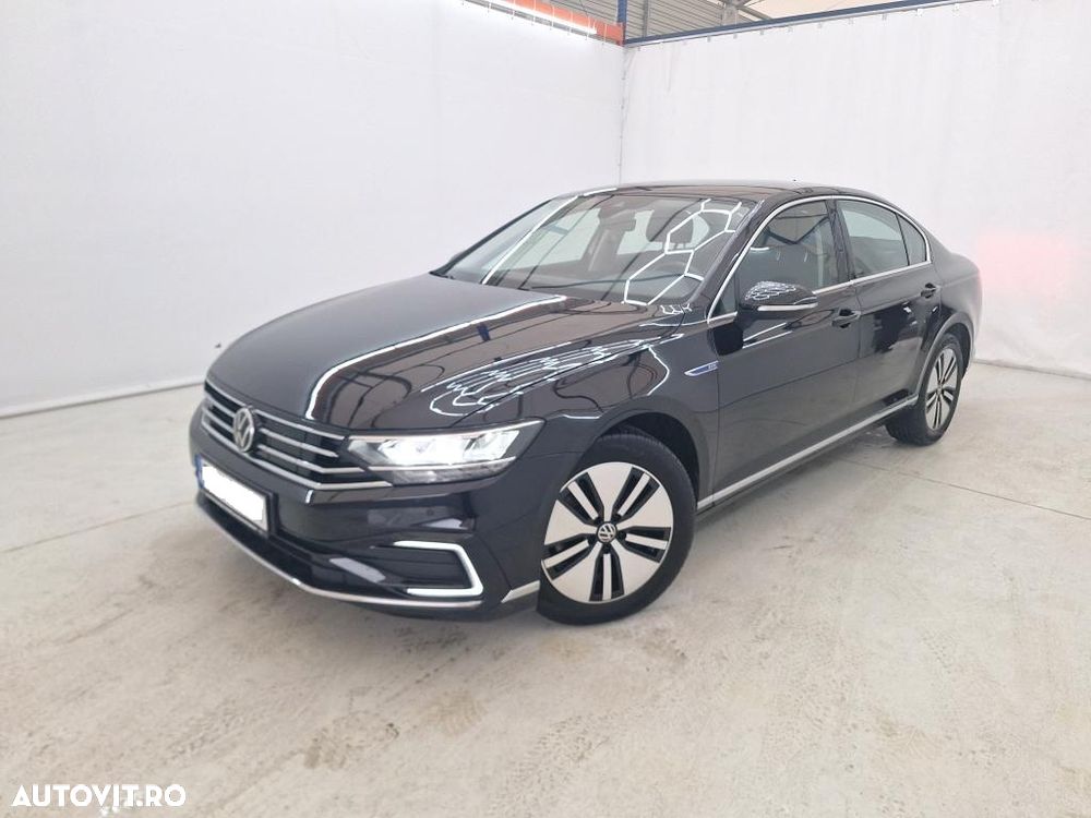 Volkswagen Passat - 1