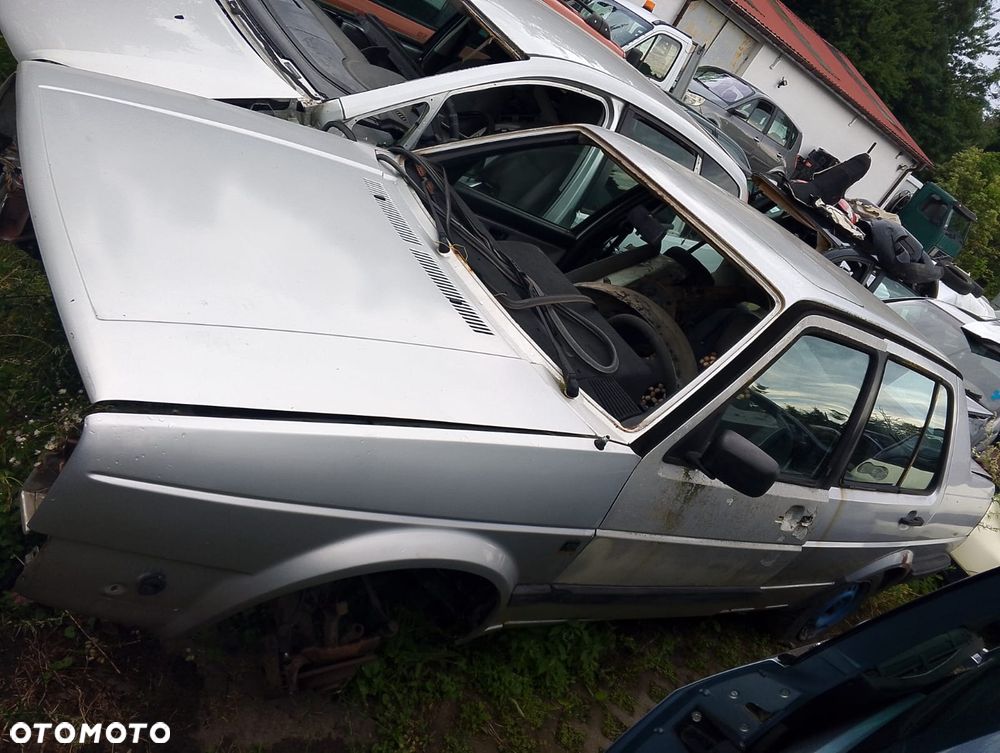 Volkswagen Jetta III (92-99r.) 1.6B 100KM. Silnik ABN Skrzynia D 8N. Cały na części GWARANCJA !!!  Przód Tył Zestaw Komplet Drzwi Klapa Zderzak Błotnik Maska Grill Atrapa Szyba Pas Lampa Lusterko Boczki Fotel Kanapa Kokpit Deska Rozdzielcza Przełącznik Włącznik Sterownik Przewody Wiązka Instalacja Moduł Komputer Czujnik Listwa Pompa Alternator Wtryski Głowica Rozrusznik Kompresor Sprzęgło Dwumas Silnik Skrzynia ABS Klimatyzacji Paliwa Wspomagania Kolektor Turbina Przepustnica Zawór Chłodnica Koło Hak Belka Sanki Zawieszenie Mcpherson Półoś Amortyzator Wydech Tłumik Zacisk Most - 4