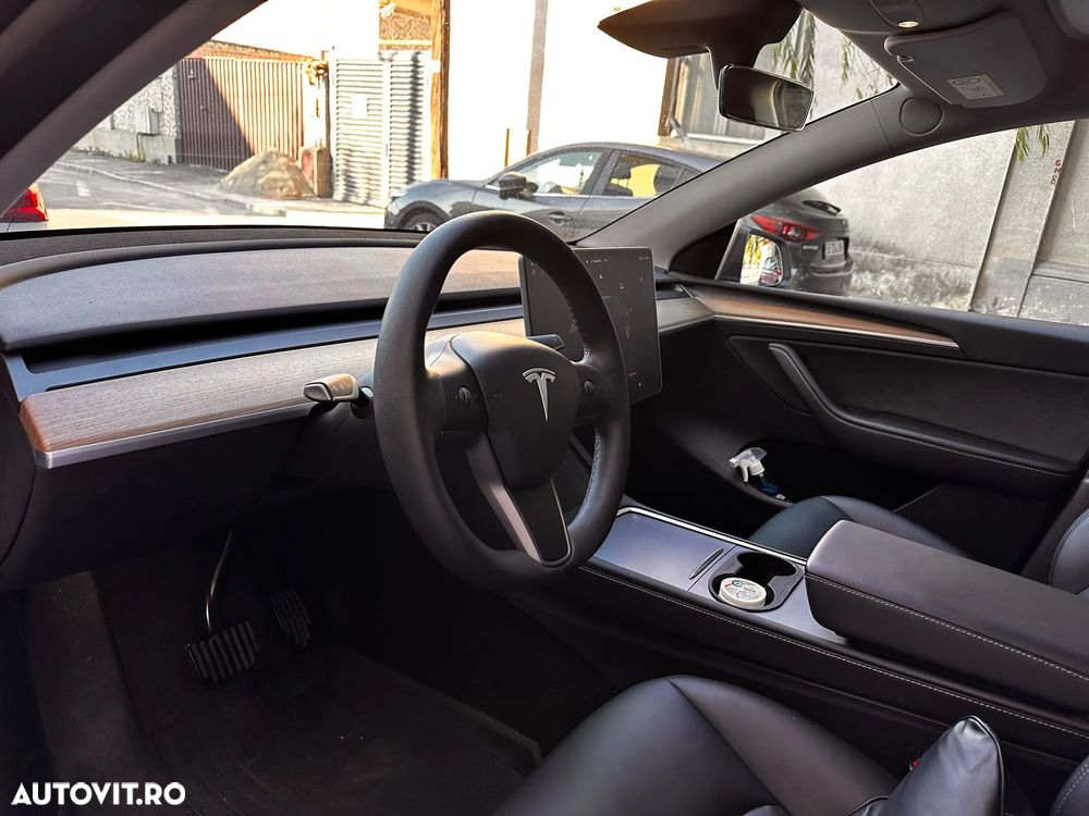 Tesla Model Y - 8