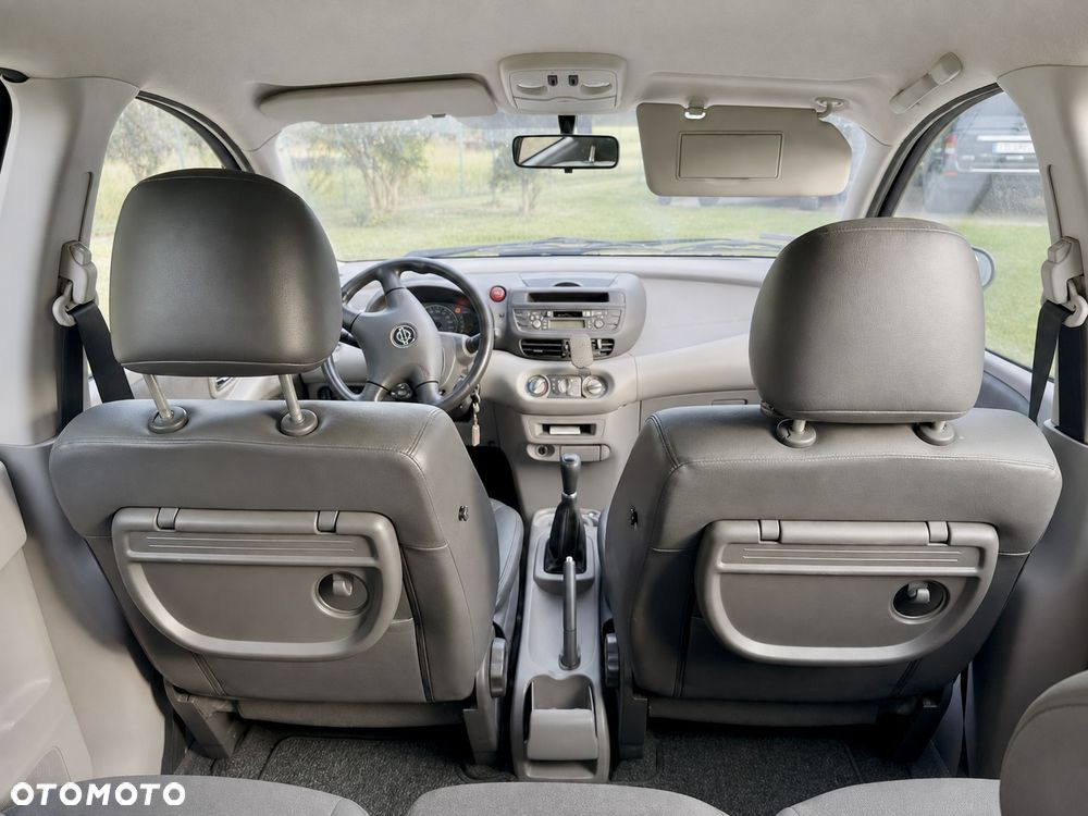 Nissan Almera Tino 1.8 - 9