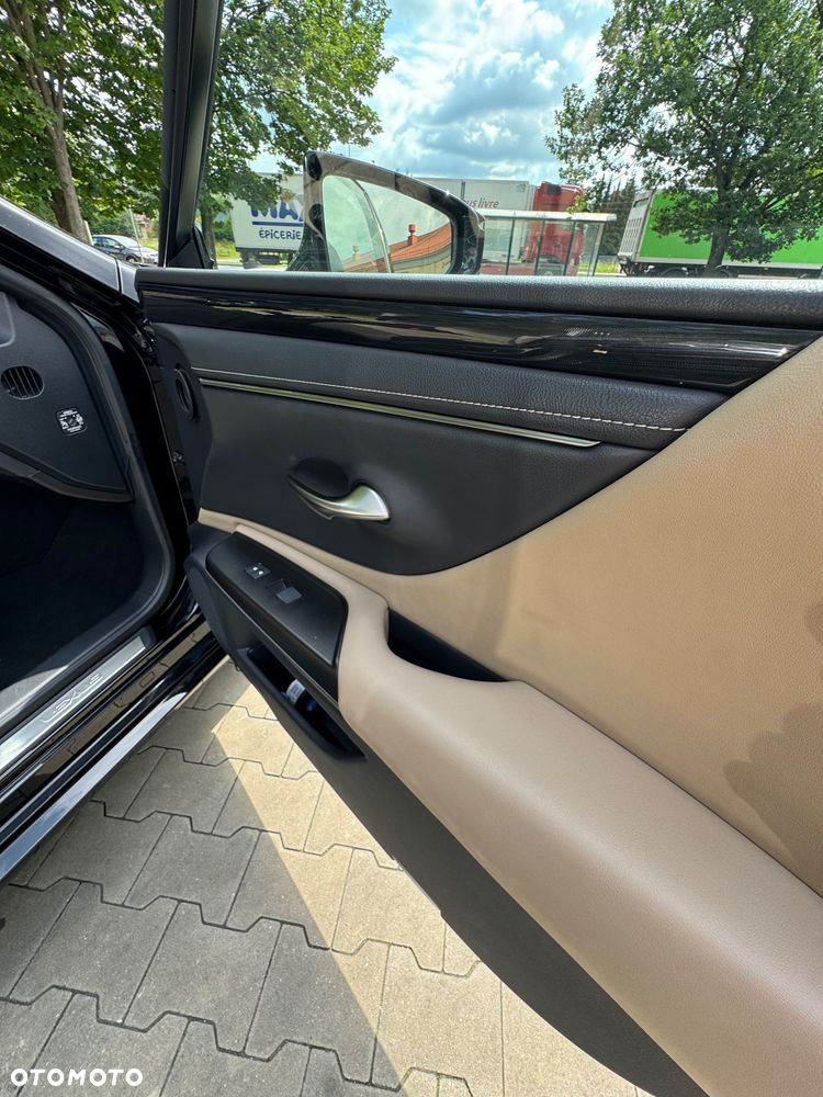 Lexus ES 300h Business Edition + - 24