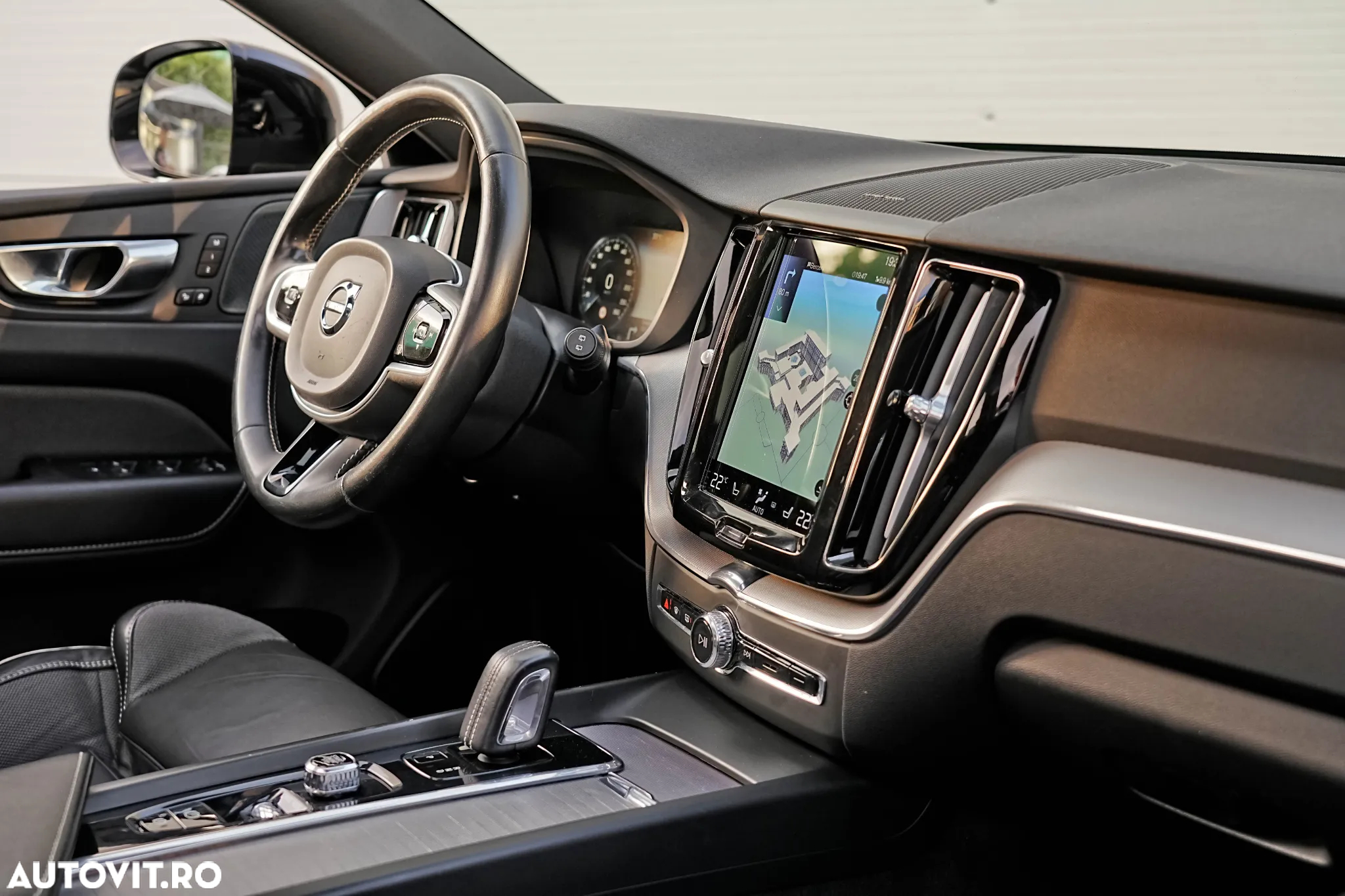 Volvo XC 60 T6 AWD Recharge Geartronic RDesign Expression - 11