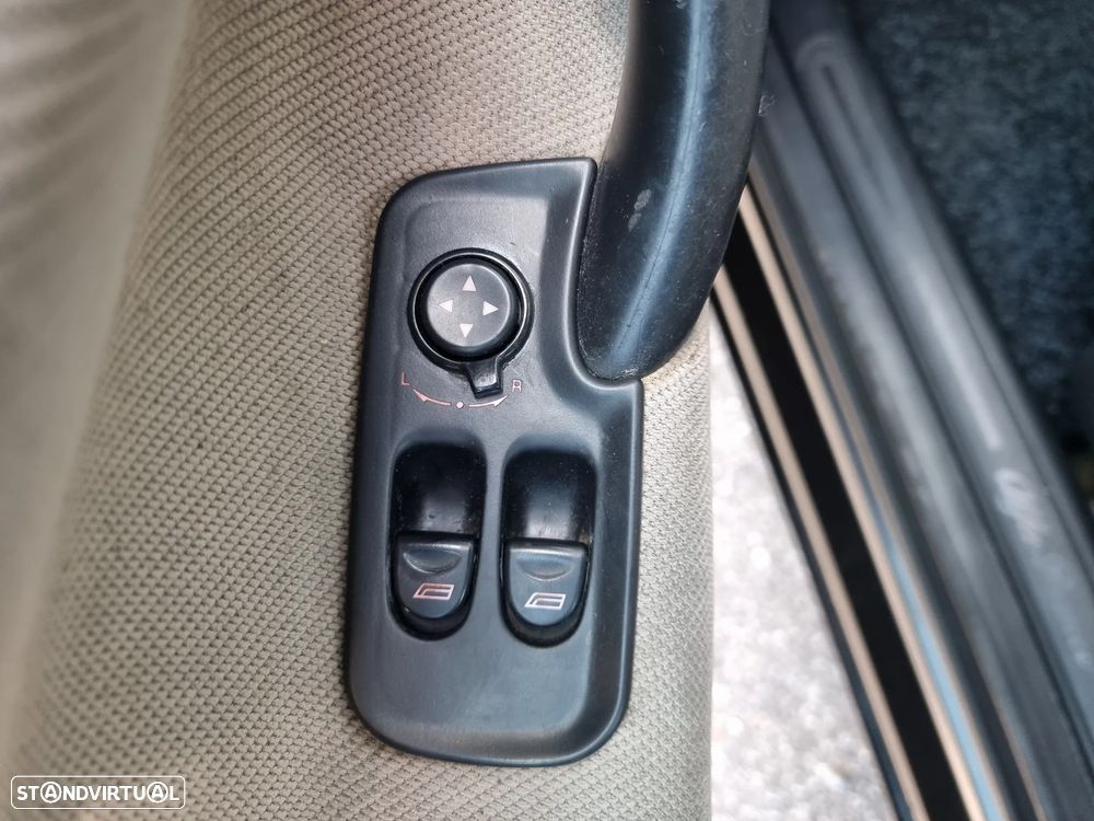 Alfa Romeo 147 1.9 JTD Distinctive - 9