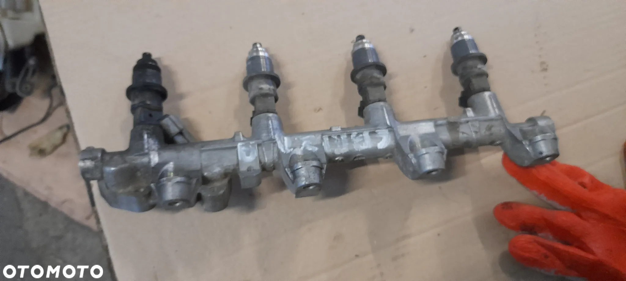 LISTWA WTRYSKOWA CARISMA 1.8 GDI - 2