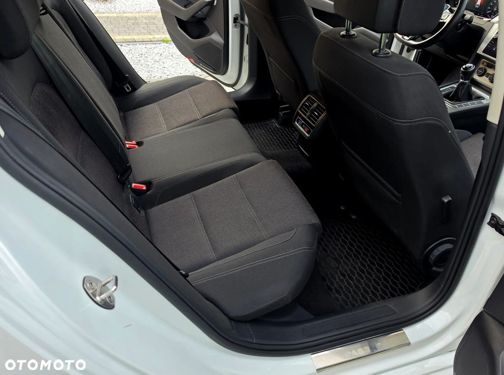 Volkswagen Passat - 24