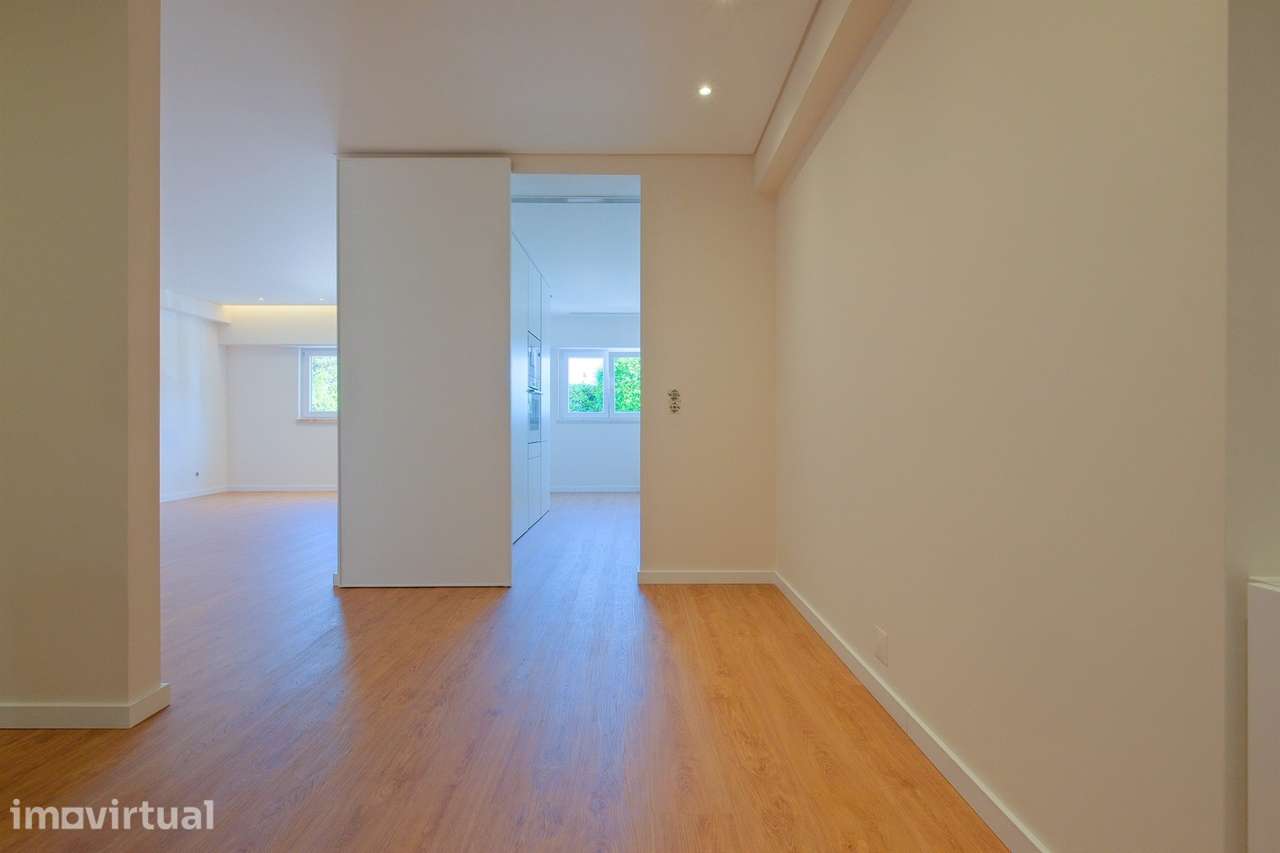 Apartamento T1 com garagem, totalmente remodelado, em condomínio com p - Grande imagem: 2/28