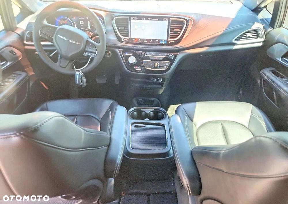 Chrysler Pacifica - 8