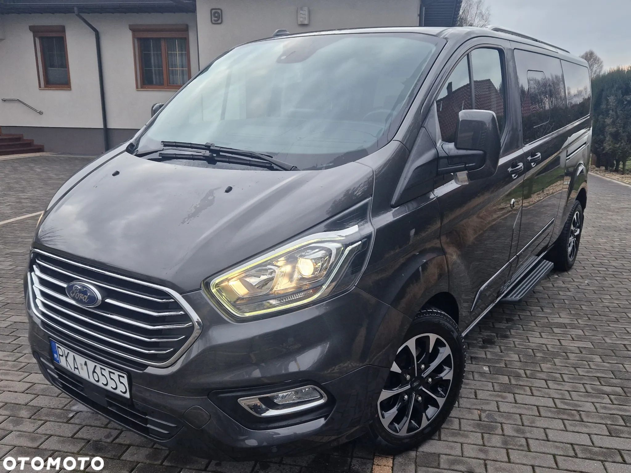 Ford Tourneo Custom - 1