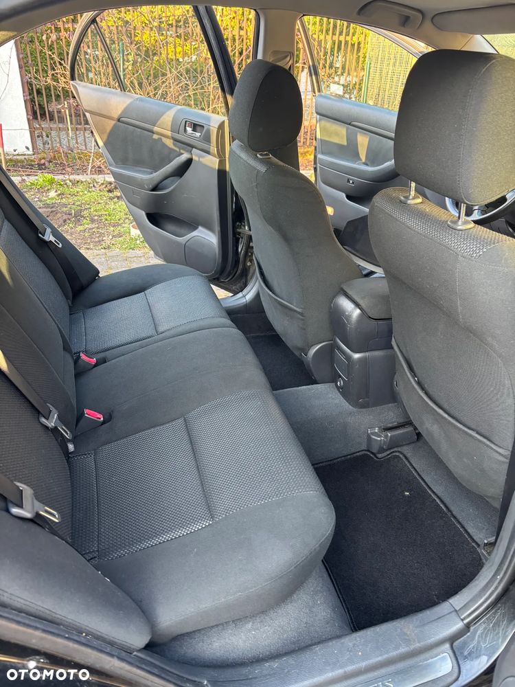 Toyota Avensis 2.0 VVT-i High - 3