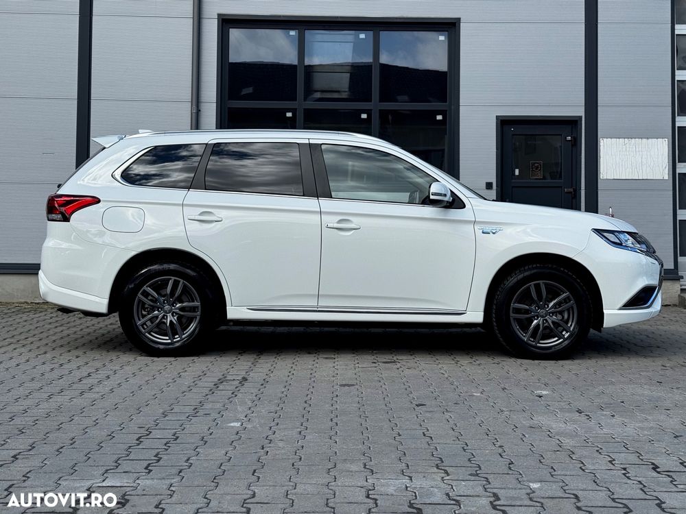 Mitsubishi Outlander 2.4 4WD Plug-In Hybrid Plus - 37