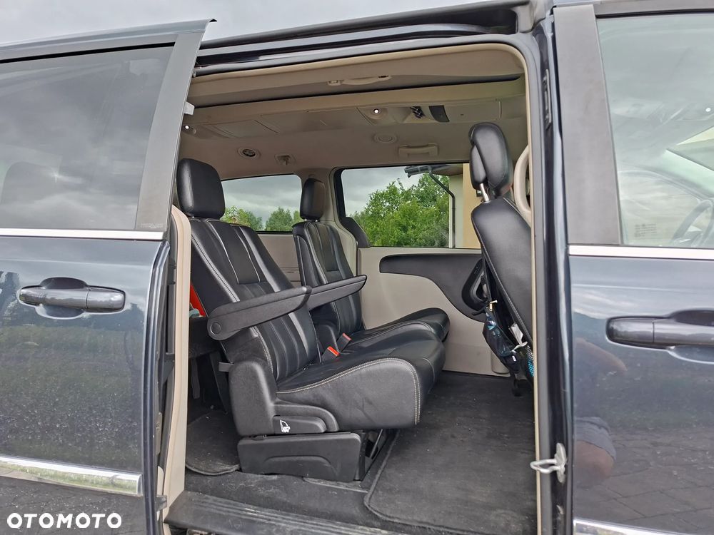 Chrysler Town & Country - 17