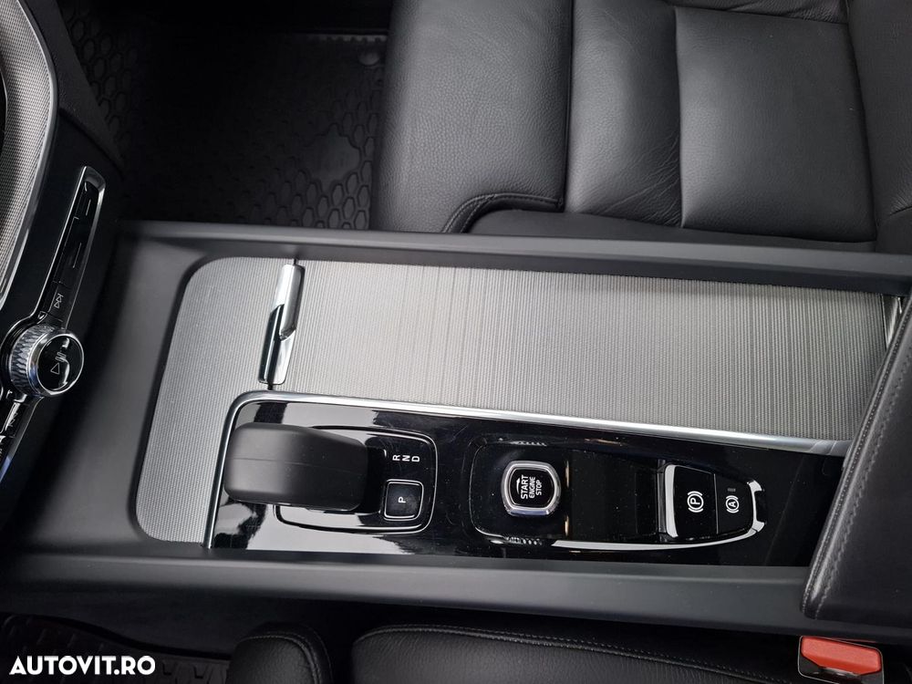 Volvo XC 60 B4 D Plus Dark - 17