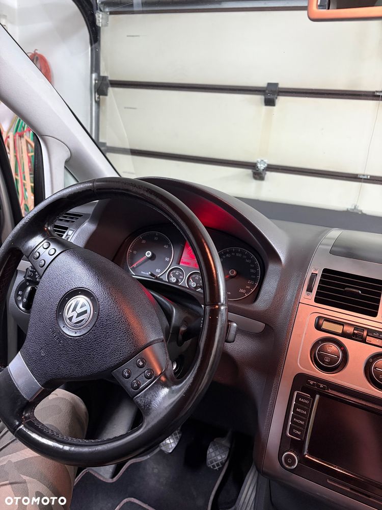 Volkswagen Touran 2.0 TDI DPF Highline - 23