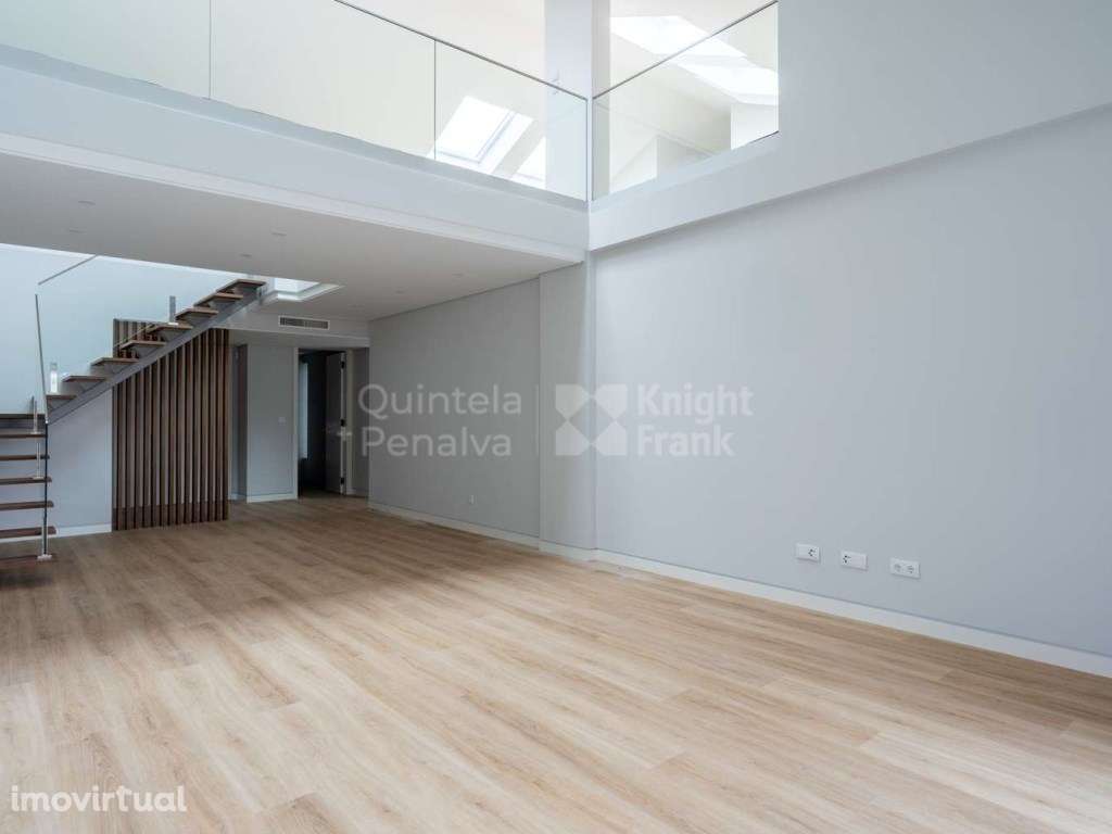 Apartamento T3+1 com duas varandas e estacionamento em Carcavelos - Grande imagem: 2/31