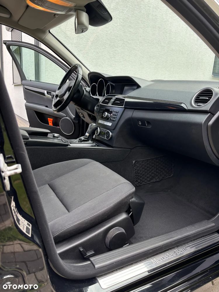 Mercedes-Benz Klasa C 180 CGI Automatik BlueEFFICIENCY Avantgarde - 14