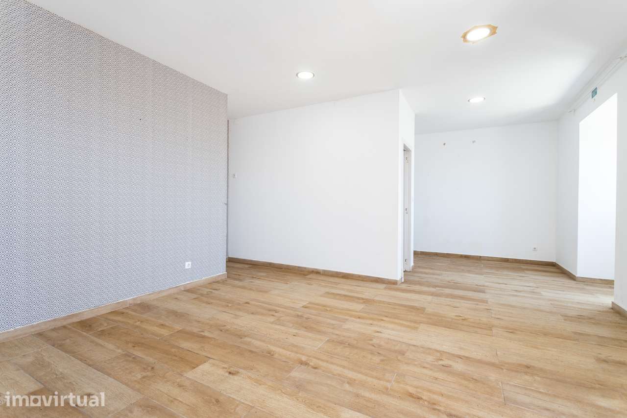 Loja Totalmente Remodelada com Potencial para Habitação – Junto à Marg - Grande imagem: 2/14