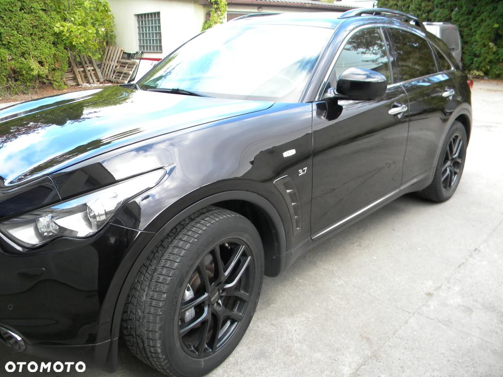 Infiniti Q70 - 1