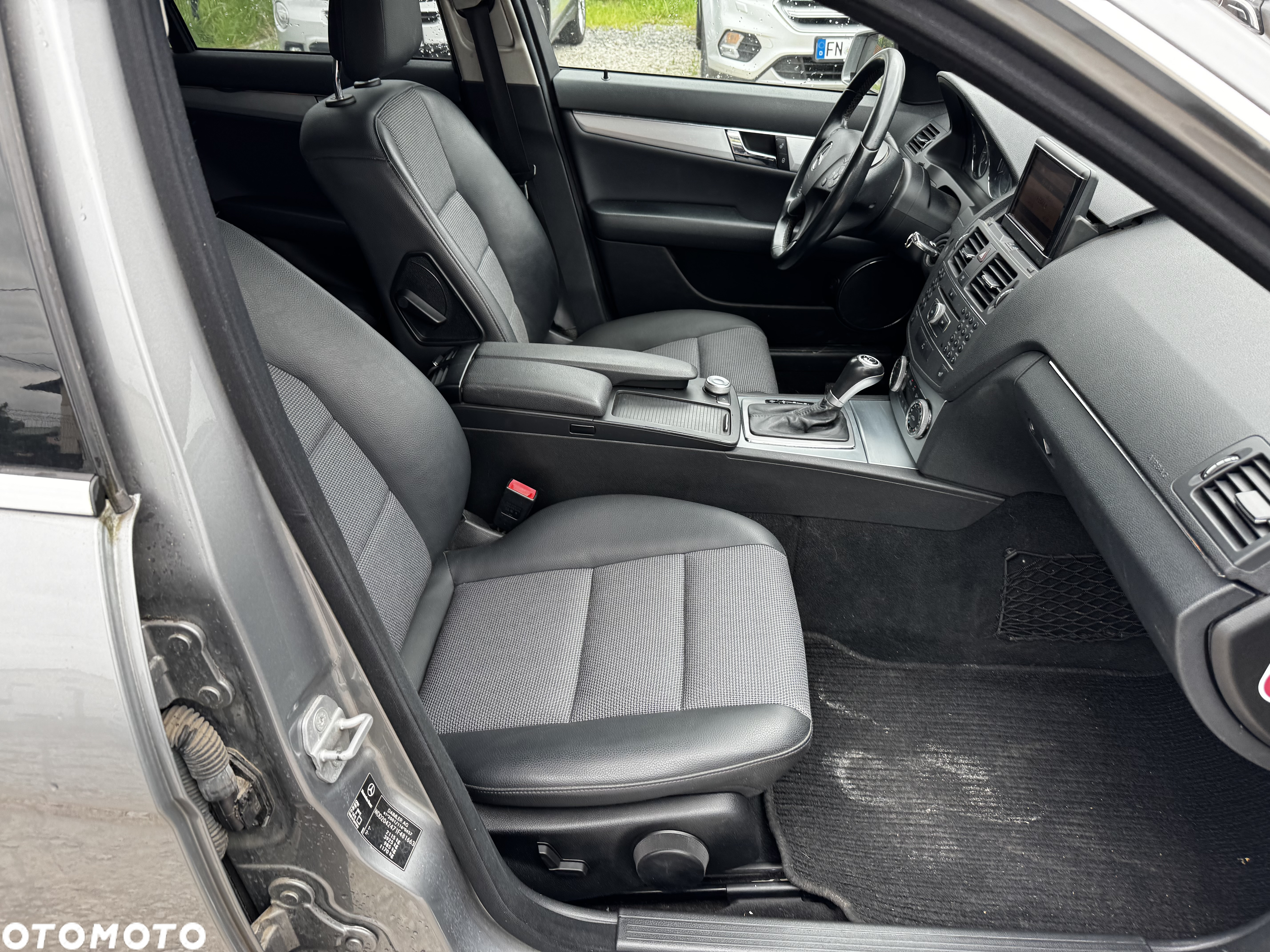 Mercedes-Benz Klasa C 250 CGI T Automatik BlueEFFICIENCY Avantgarde - 28