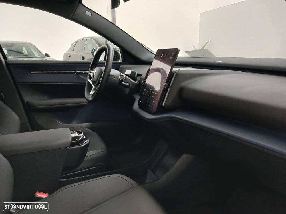 Volvo EX30 69 kWh Single Motor Extended Range Black Edition - 12