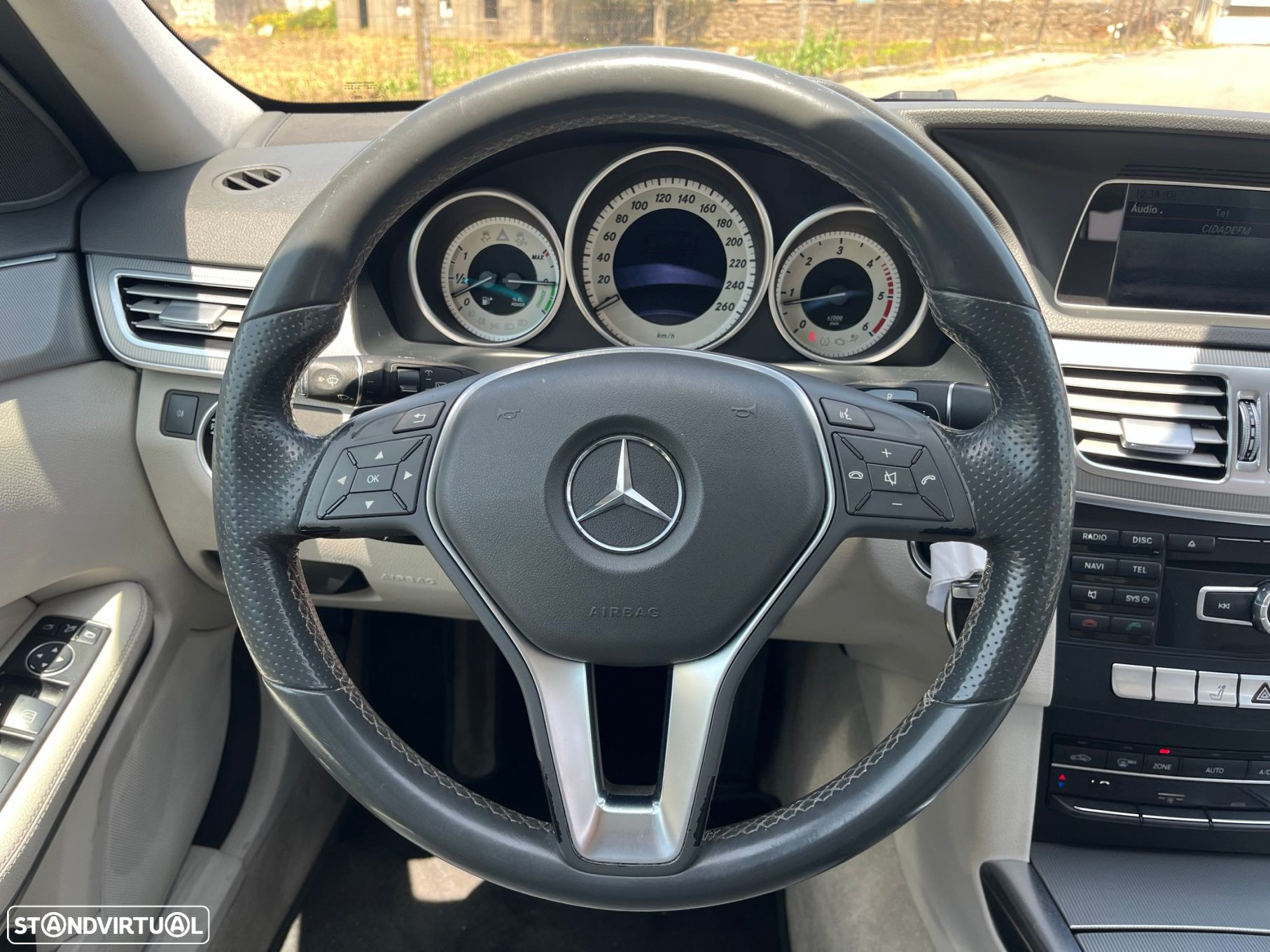 Mercedes-Benz E 300 Bluetec Hybrid Avantgarde - 36