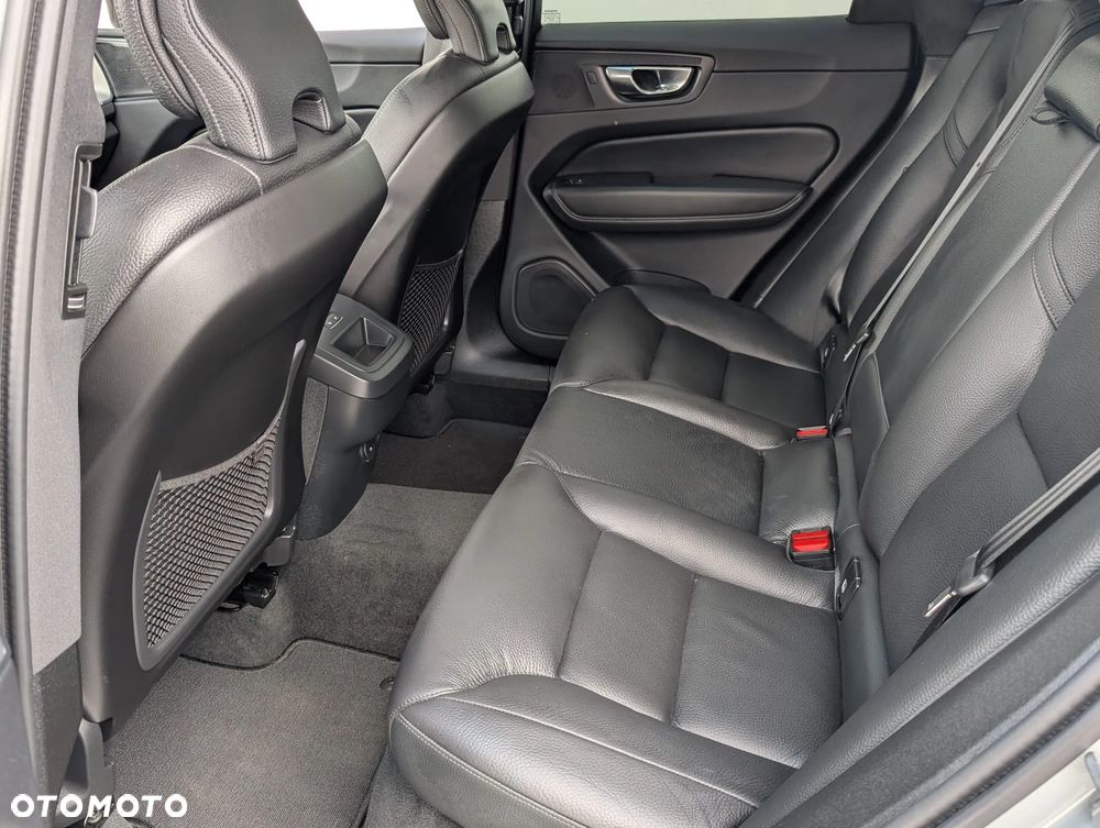 Volvo XC 60 B5 B AWD Plus Dark - 20