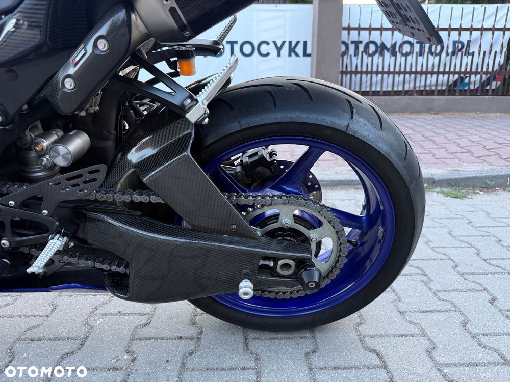 Yamaha R1 - 30