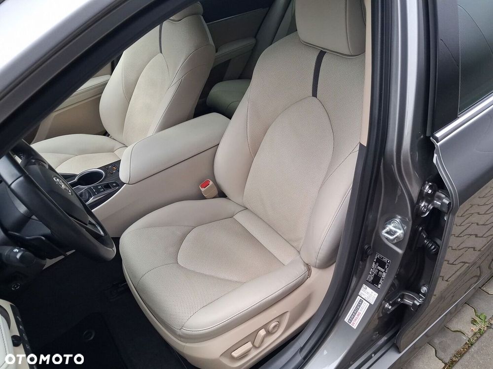 Toyota Camry 2.5 Hybrid Executive CVT - 19