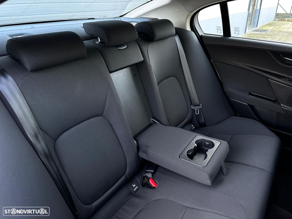 Jaguar XE 20d Aut. Pure - 41