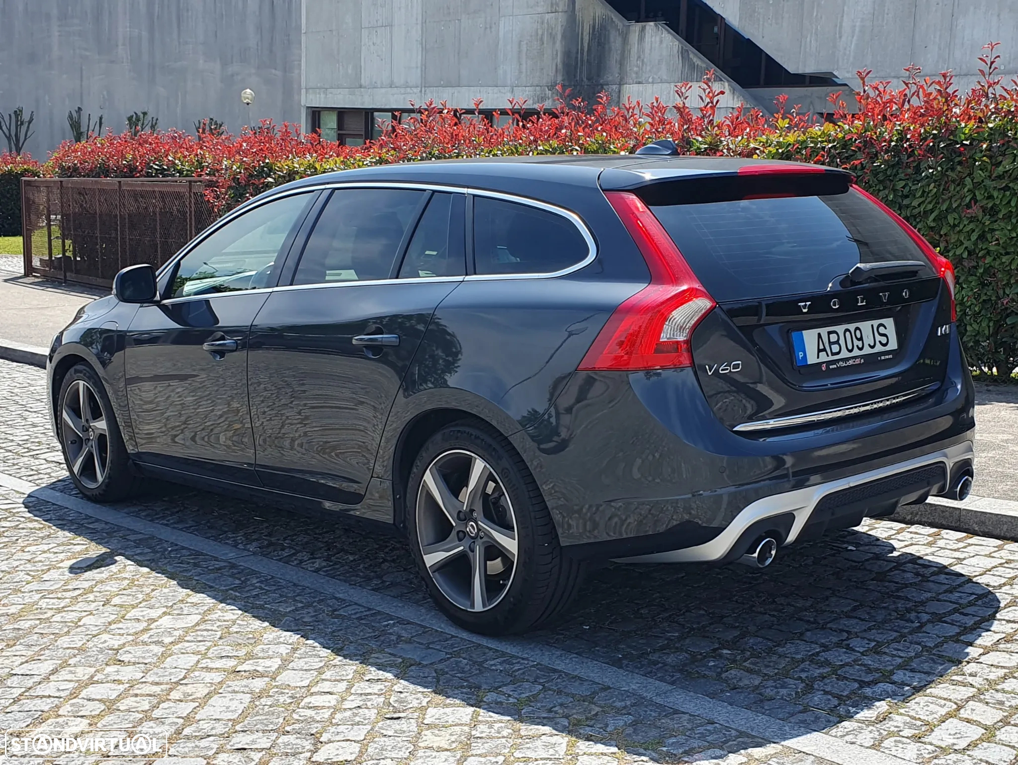Volvo V60 2.4 D6 R-Design Mom.AWD Phev - 4