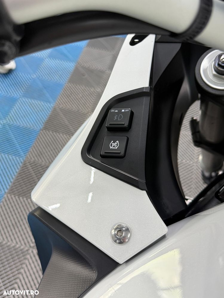 Honda VFR 1200F - 12