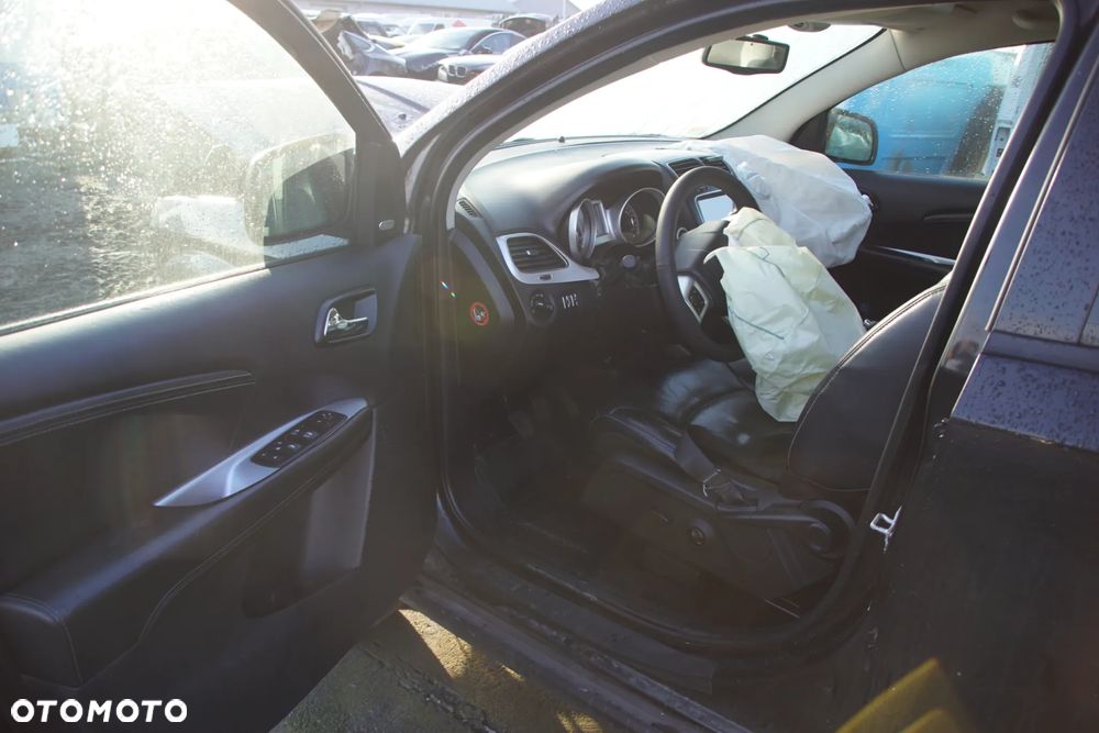 Auto na części - Fiat Freemont 2.0 MultiJet 140 KM 939B5000 C63563517 628 2014R Silnik Skrzynia Drzwi Błotnik Lusterko Zderzak Klapa Lampa Deska Kokpit Sterownik Moduł Czujnik Licznik Wyświetlacz Kierownica Panel - 10