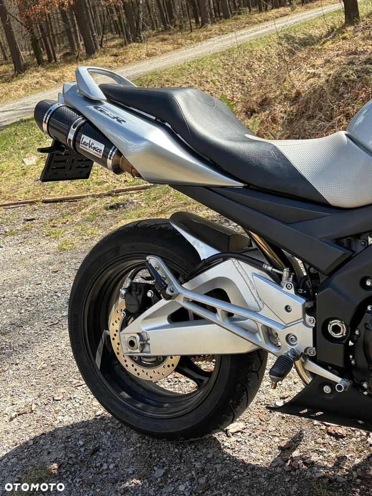 Suzuki GSR - 8