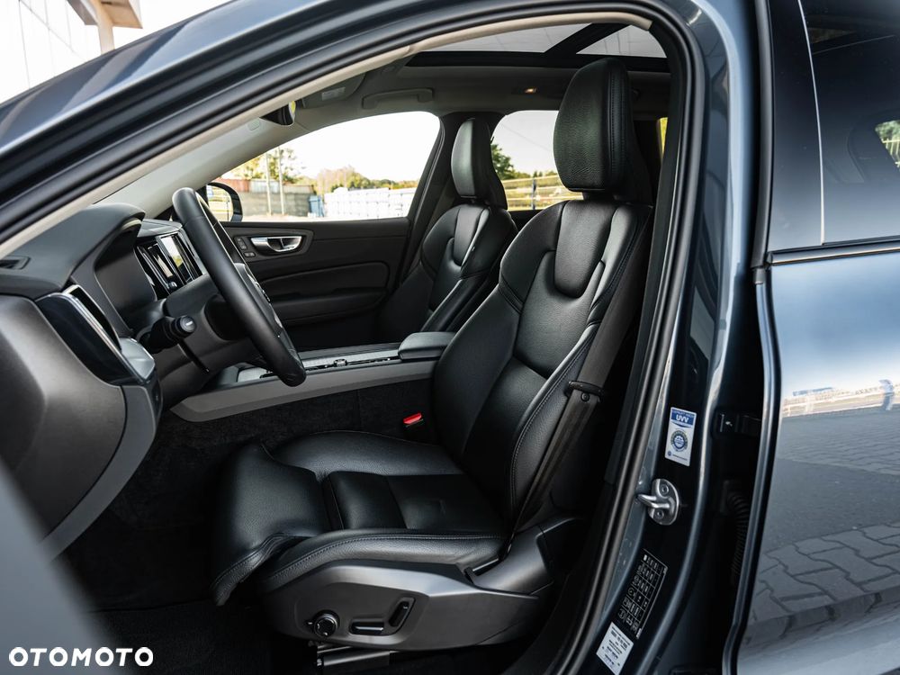Volvo XC 60 B4 B Plus Dark - 24