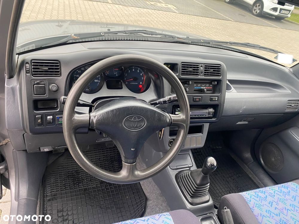 Toyota RAV4 - 8