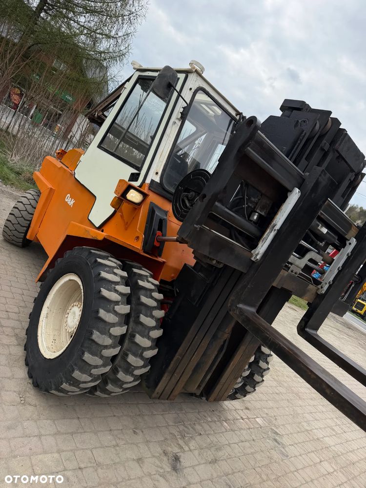 O&K V80 Wózek Widłowy Niemiecki Producent O&K. Silnik DEUTZ 90 km. Udźwig 8 ton. Gabarytowo mała maszyna z Wielkim udźwigiem. Podwójne Koła. Regulacja wideł i Karetki Hydrauliczna. Maszt TRIPLEX. niski przebieg 5790h. Maszyna Pochodzi z Norweskiej Komuny! Nie posiada luzów i wycieków Jazda Hydrostatic. Stan Perfekcyjny! DIESEL. Opony Nowe. Okazja - 3