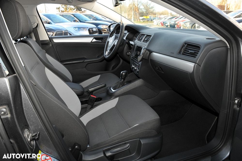 Volkswagen Jetta 2.0 TDI DSG Highline - 9