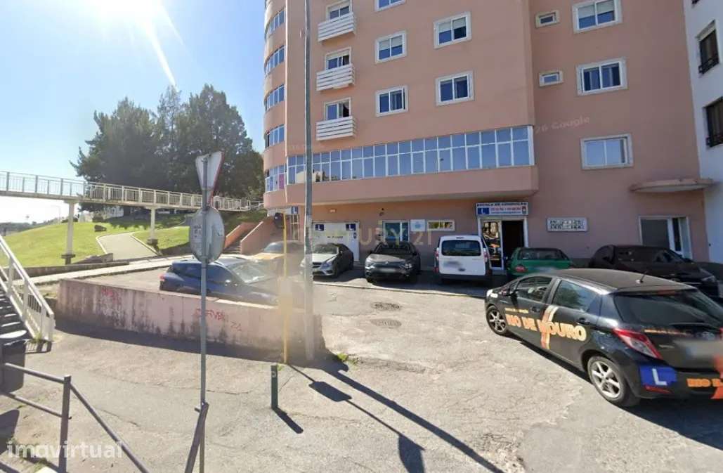 Loja Exclusiva de 223 m² — Rio de Mouro - Grande imagem: 2/6
