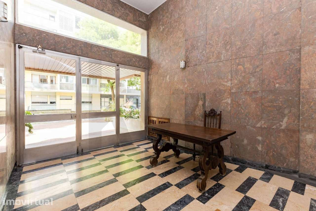T4 espaçoso com varanda, elevador e garagem no Bom Sucesso - Grande imagem: 2/26