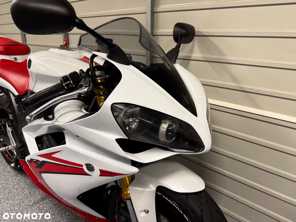 Yamaha R1 - 10